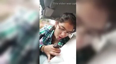 Bespectacled girl sucked her father’s friend’s dick in the car