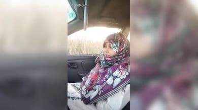 Hijabi girl sucked friend’s brother’s dick in the car