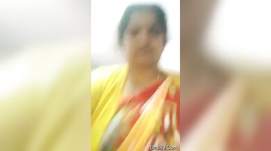 Aunty left her saree and became naked