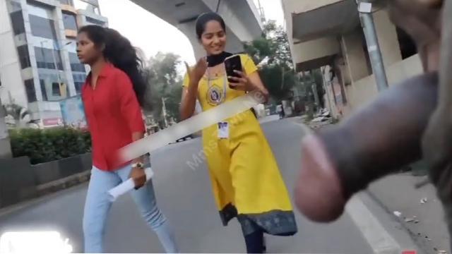 Young Guy Flash Cock Infront Of College Girls Leak Video