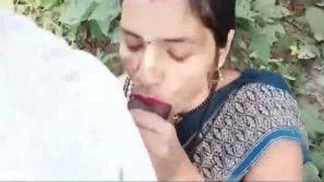 Bhabhi Ko Garden me Lund Chuswa Liya Spy Video Leak