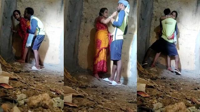 Majdoor Ne Bhabhi Ko Khade Khade Anal Choda Viral